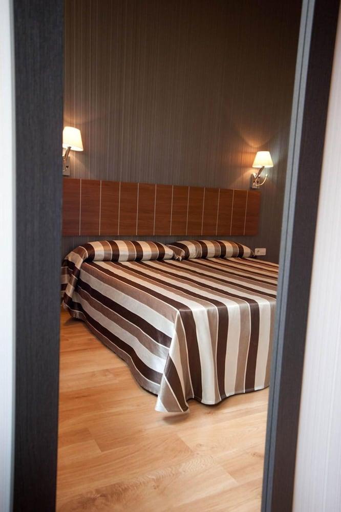 Hostal Bcn 46 Барселона Экстерьер фото