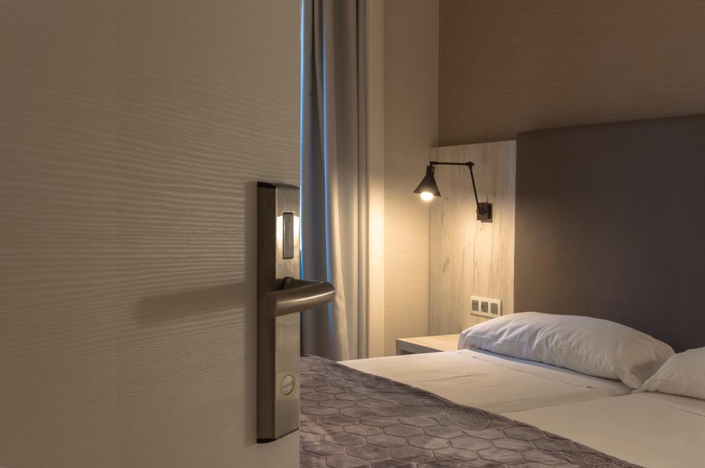 Hostal Bcn 46 Барселона Экстерьер фото